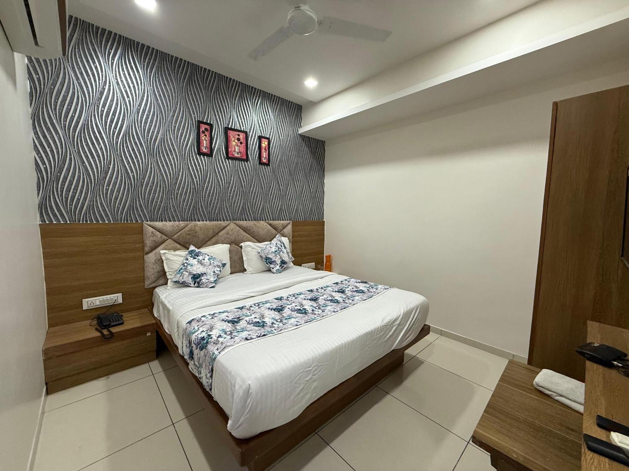 Hotelsuncity Inn Vadodara Exterior photo