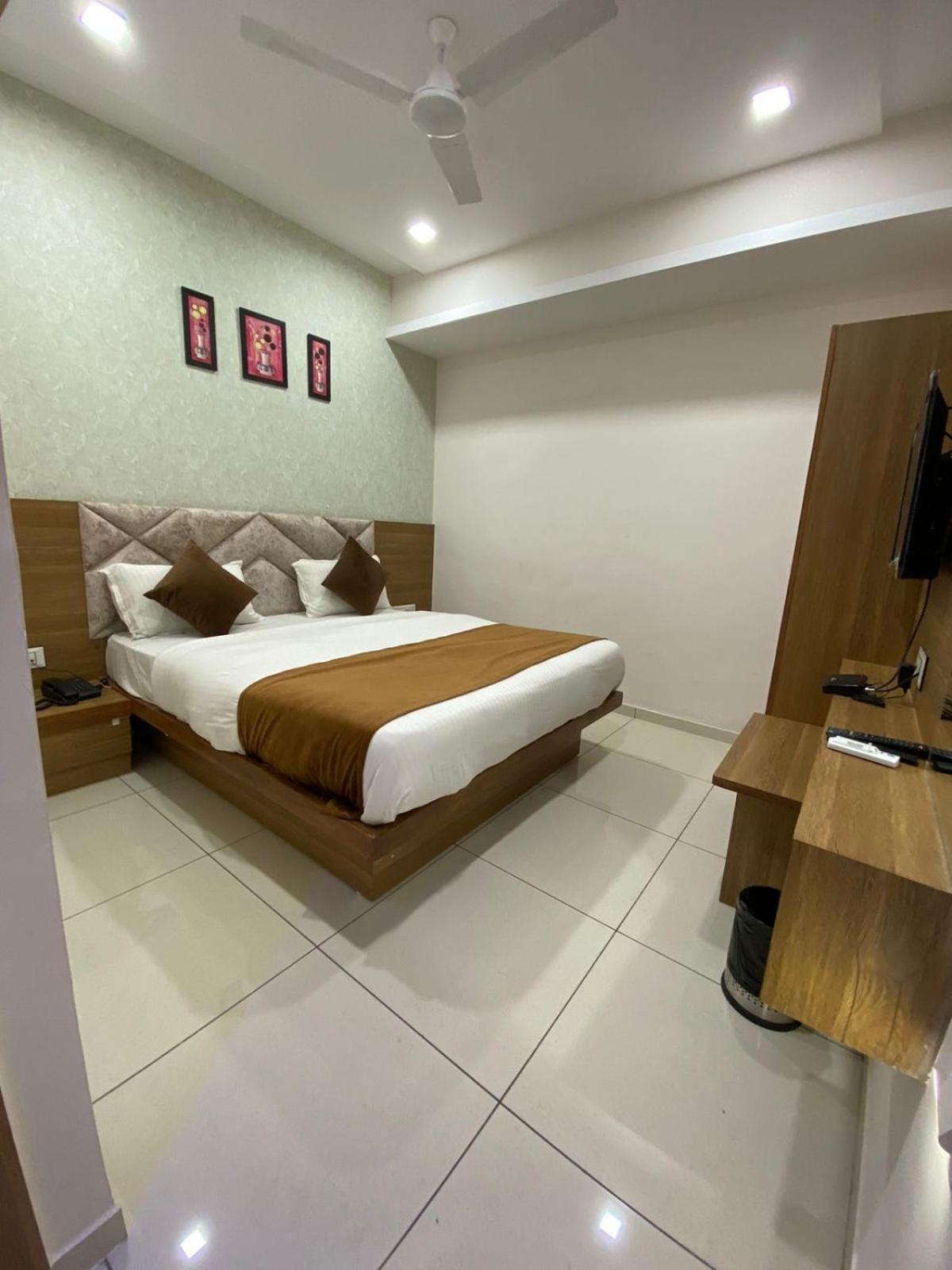 Hotelsuncity Inn Vadodara Exterior photo