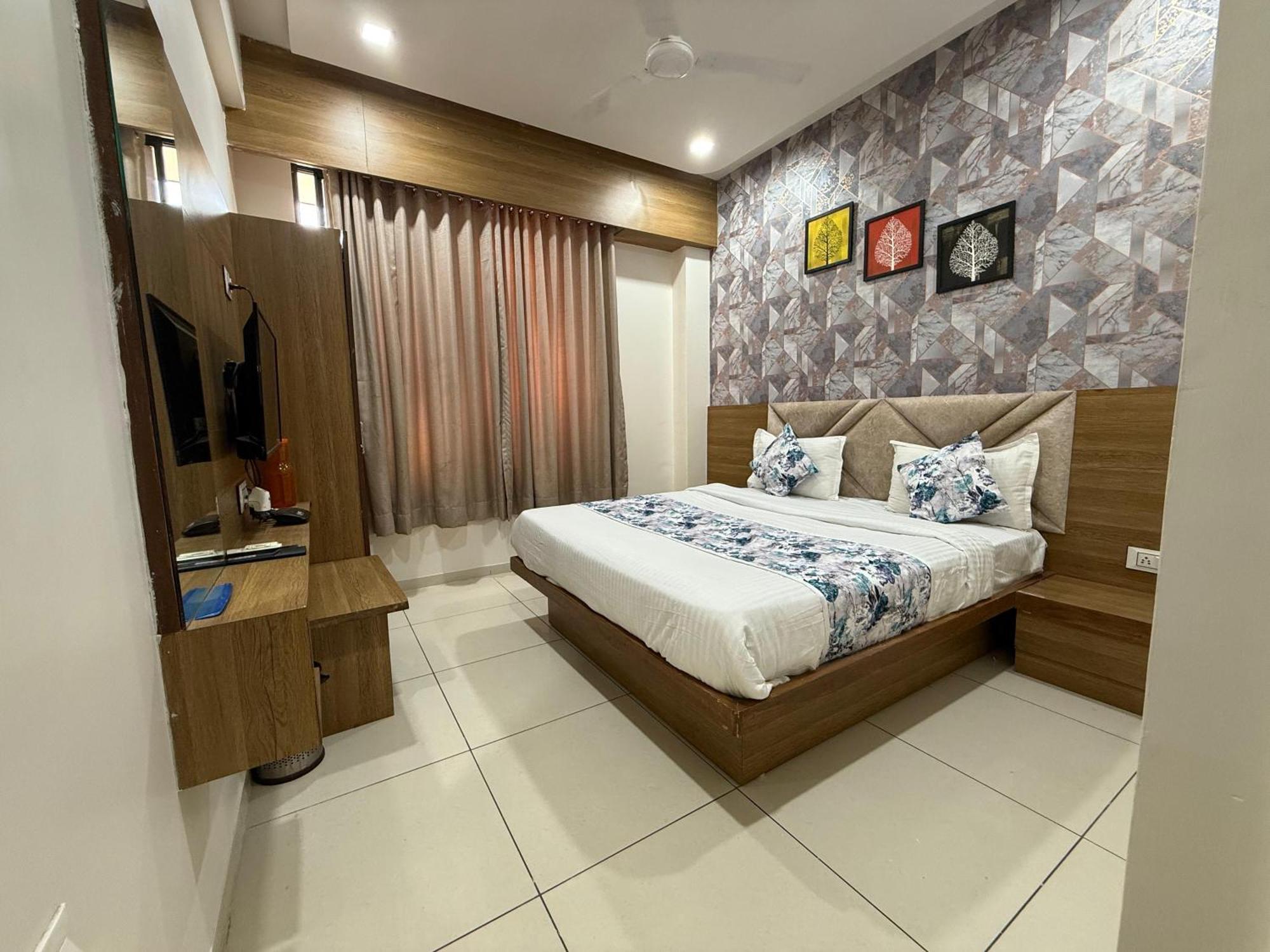 Hotelsuncity Inn Vadodara Exterior photo